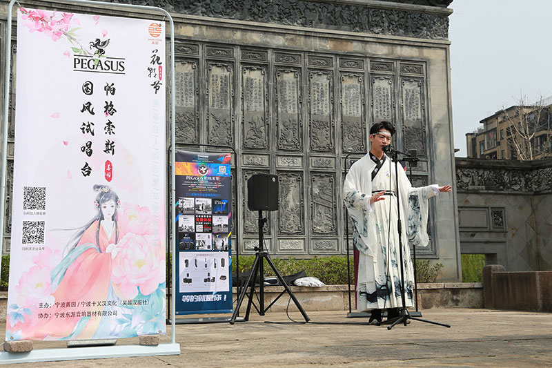 小舞台演唱.jpg